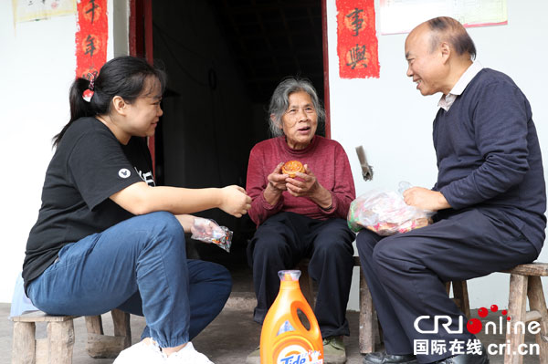 等礼物,专程来到华蓥市观音溪镇高坪村,看望并慰问结对帮扶的詹登武