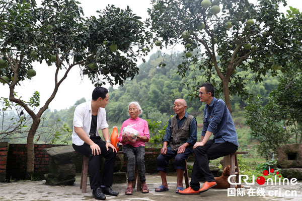 等礼物,专程来到华蓥市观音溪镇高坪村,看望并慰问结对帮扶的詹登武