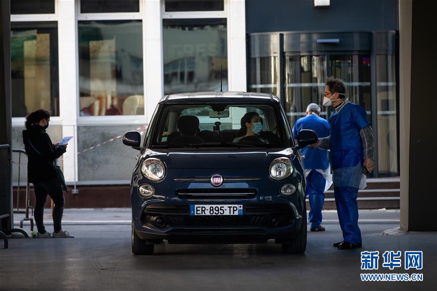 #新华网#巴黎：“不下车”接受新冠病毒检测