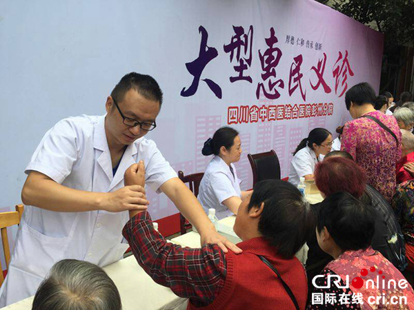 图片默认标题_fororder_义诊现场。（摄影-杨建昆）1