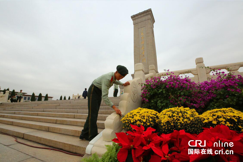 【喜迎十九大】300余名武警官兵清扫天安门广场