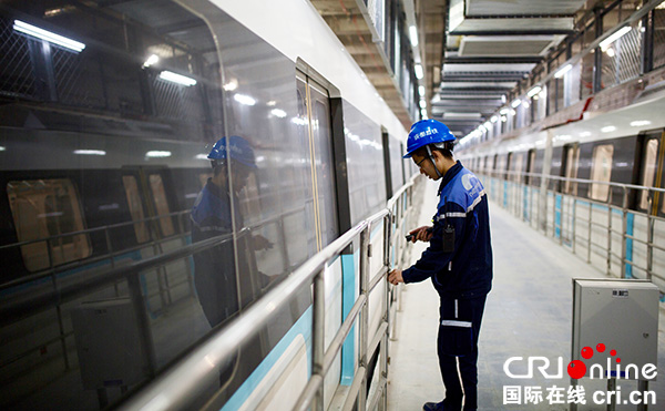 图片默认标题_fororder_成都地铁工作人员