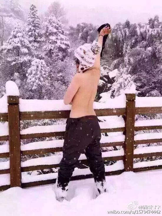 Zhejiang two sister naked upper body in the snow for her boyfriend