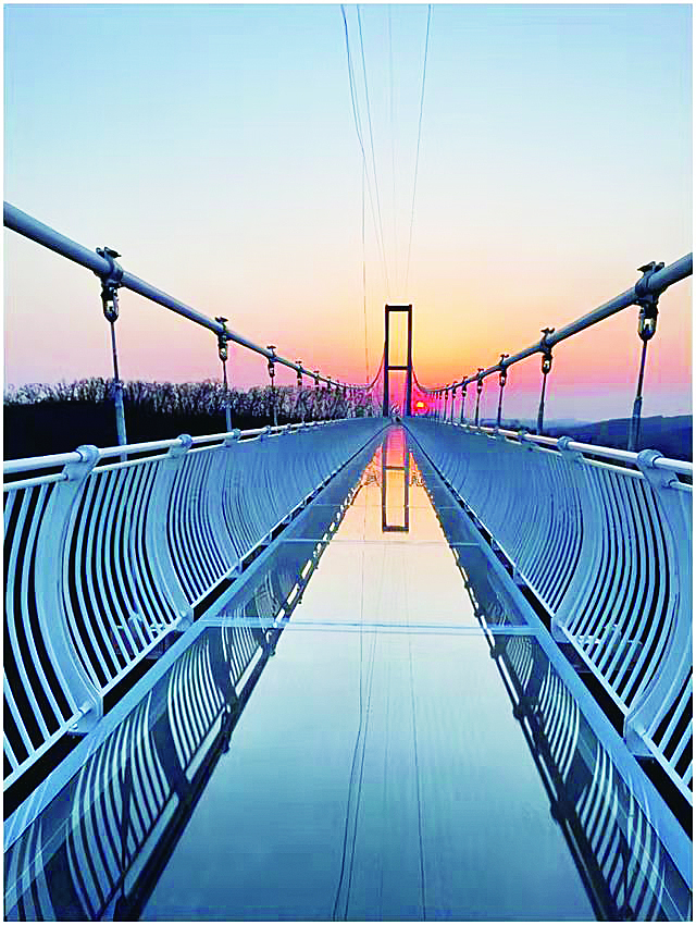 528米斜拉式玻璃悬索桥亮相 长春莲花山世茂滑雪场巴图鲁乐园30日正式开放