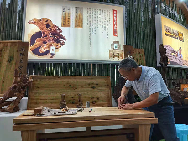 眉山丹棱:六旬老党员匠心制作木雕作品 庆祝建党100周年