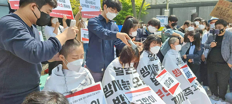 韩国学生在日本驻韩使馆门前削发 抗议日本核污染水入海决定