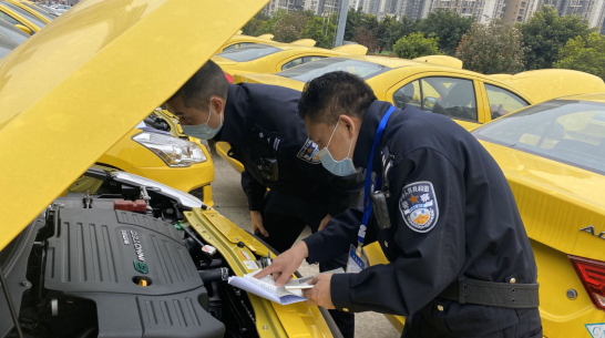 【OK有修改】【重庆渝中公安分局供稿】帮助企业减损 重庆渝中区车管所上门为82台新出租车查验登记