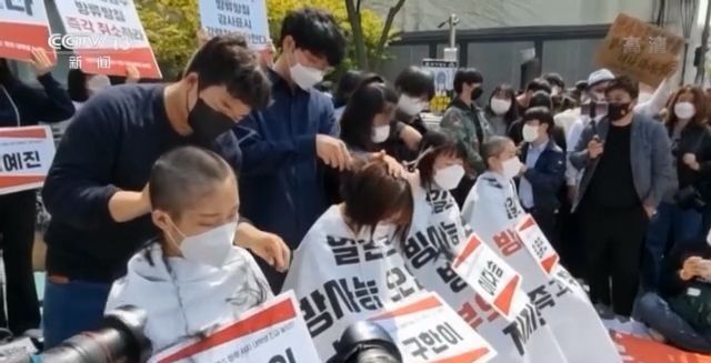 韩国学生抗议日本核污染水入海决定 示威现场近千名警员维持秩序