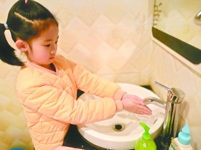 小学生“洗手歌”普及“六步洗手法”