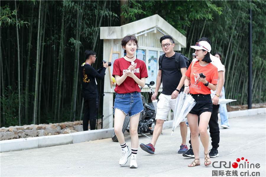 《青春旅社》王源景甜变优质服务员疯狂揽客 