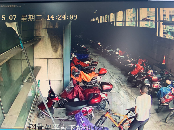 图片默认标题_fororder_被监控拍下的盗窃现场--供图-叙州区公安分局