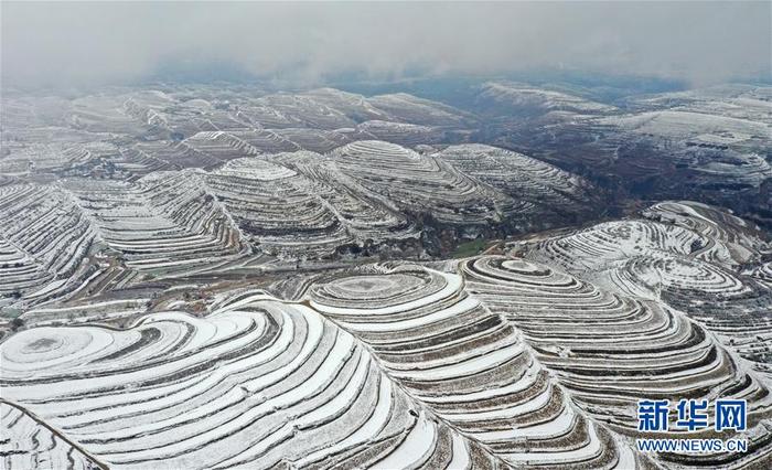 雪后的寧夏彭陽(yáng)縣金雞坪梯田公園（4月1日攝）。 4月1日，寧夏固原市彭陽(yáng)縣普降瑞雪。梯田雪景，山花爛漫，美不勝收。據(jù)了解，第十六屆“梯田花海·魅力彭陽(yáng)”網(wǎng)絡(luò)山花節(jié)將于4月3日在網(wǎng)上開(kāi)幕，為期5天。 新華社記者 王鵬 攝