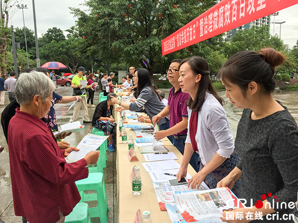 图片默认标题_fororder_向市民发放宣传资料（摄影-杨梦婧）