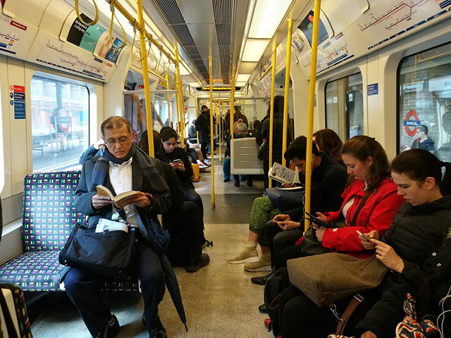 外国人坐地铁时都在做些什么？