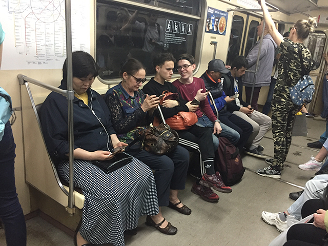 外国人坐地铁时都在做些什么？