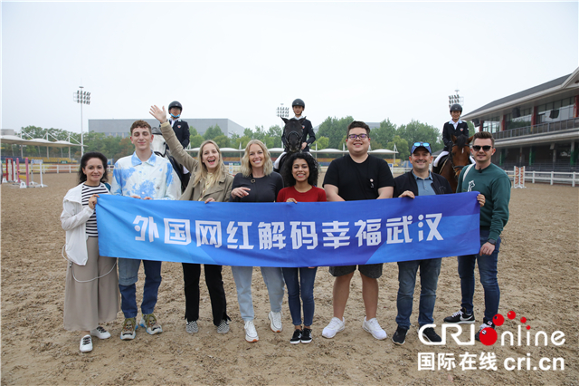 Foreigner International Influencers Enjoy Hubei Cuisine and Equestrian at Wuhan Business University_fororder_1111