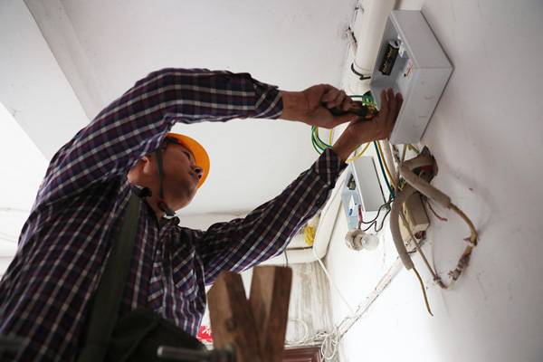 图片默认标题_fororder_电力建设者正在楼道开展户表穿线和变箱工作