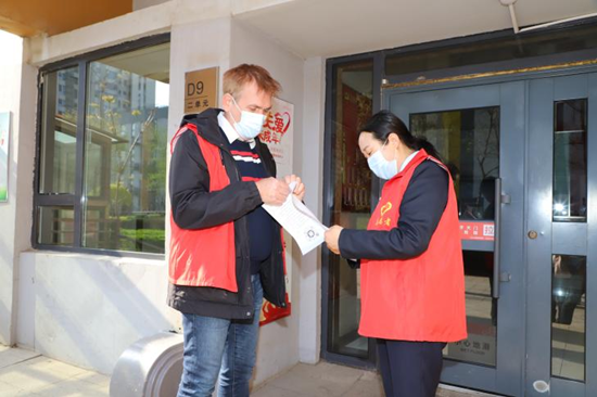 Foreigners Praise Chinese Model Workers for Extraordinary Community Service_fororder_2