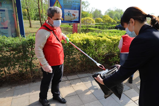 Foreigners Praise Chinese Model Workers for Extraordinary Community Service_fororder_3