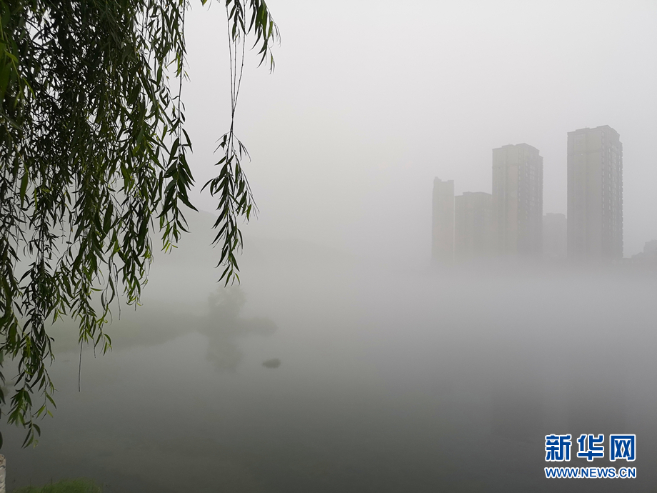 安徽梅山：雨后梅山雾朦胧 半山半水掩新城
