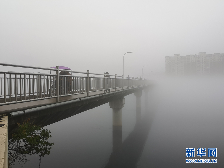 安徽梅山：雨后梅山雾朦胧 半山半水掩新城