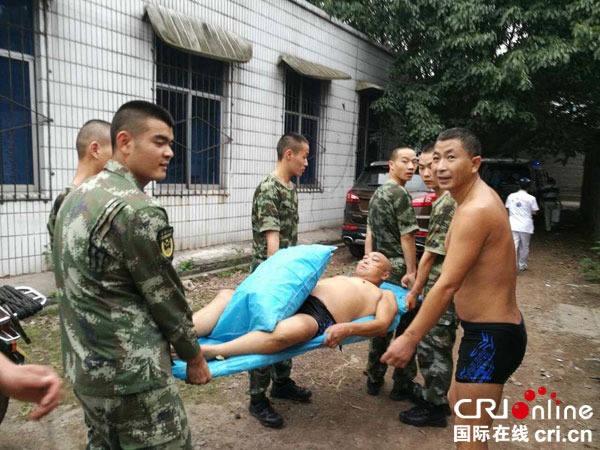 图片默认标题_fororder_合力把彭洪平抬上救护车--网友供图(1)