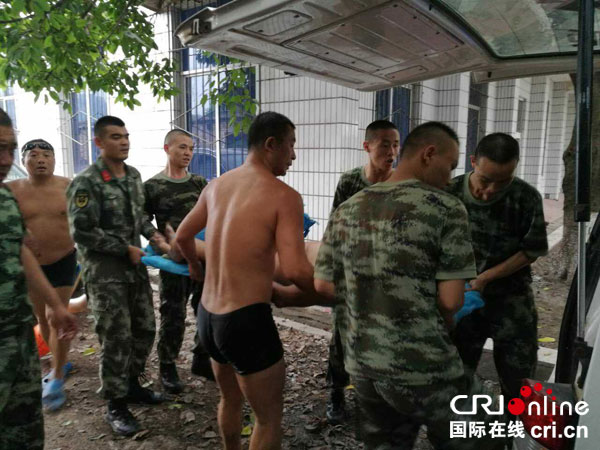 图片默认标题_fororder_合力把彭洪平抬上救护车--网友供图(2)