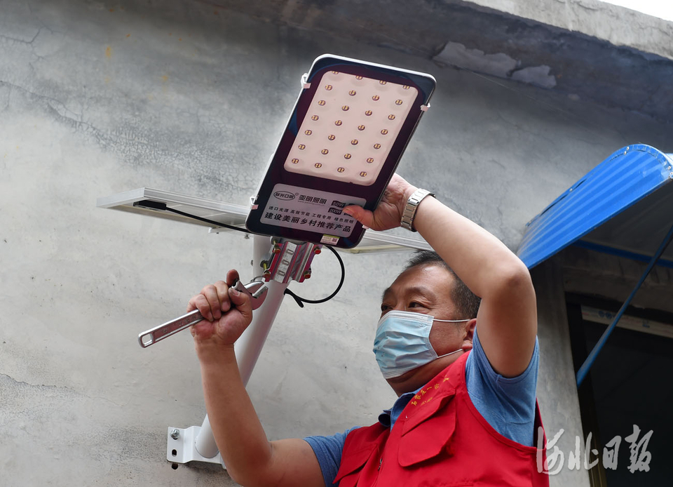 河北赞皇：志愿者为小山村捐赠太阳能路灯