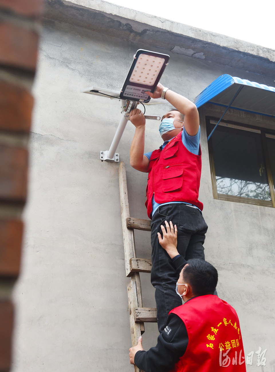 河北赞皇：志愿者为小山村捐赠太阳能路灯