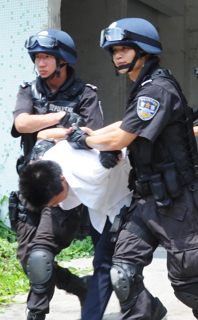图片默认标题_fororder_黄坤（左一）在抓捕工作中冲锋在前。广东省公安厅供图
