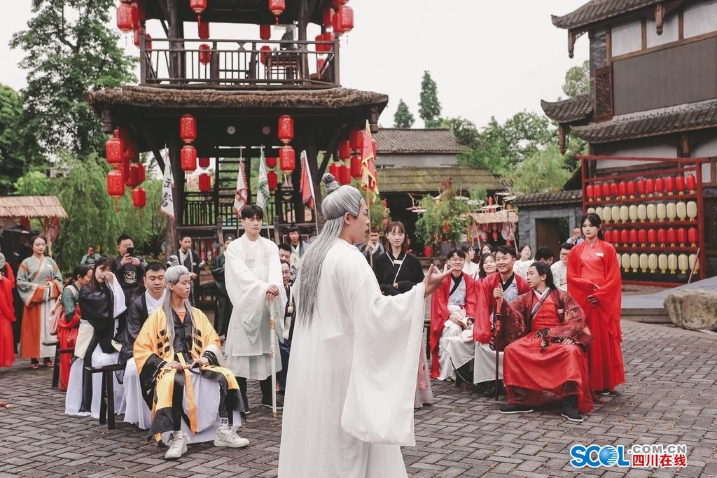 (转载)街子古镇化身“武侠江湖” 上演大型真人剧本杀