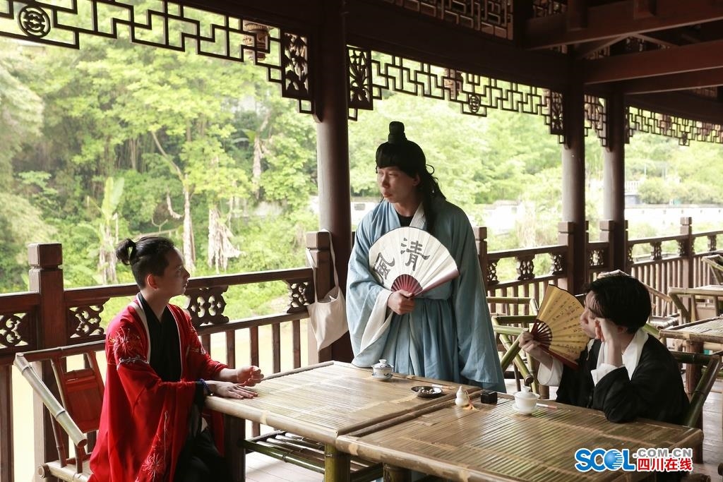 (转载)街子古镇化身“武侠江湖” 上演大型真人剧本杀