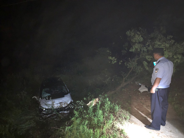 图片默认标题_fororder_小汽车坠崖现场