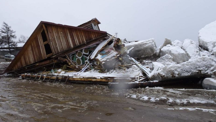 俄罗斯远东一地区​大量浮冰涌上岸 政府宣布进入紧急状态