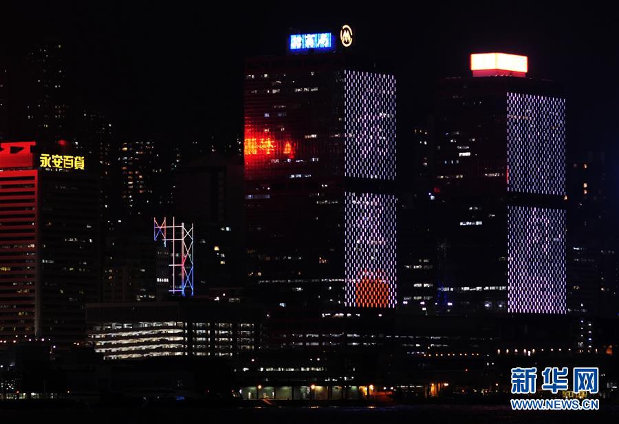 香港维港两岸商厦为医护人员亮灯打气