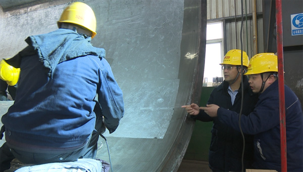 图片默认标题_fororder_袁建华（右二）在车间