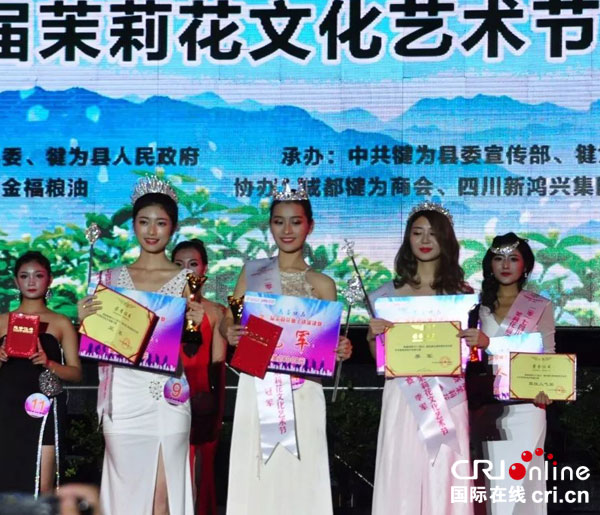 图片默认标题_fororder_从左至右：亚军段苏庭、冠军余一郁、季军向嬗（高琼摄影）