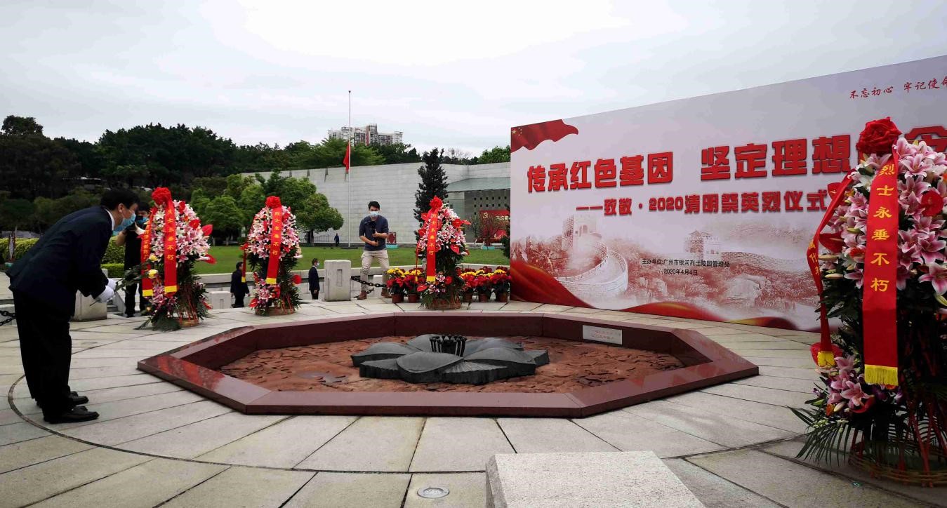 图片默认标题_fororder_陵园工作人员在长明火炬前敬献鲜花(韩希 摄)