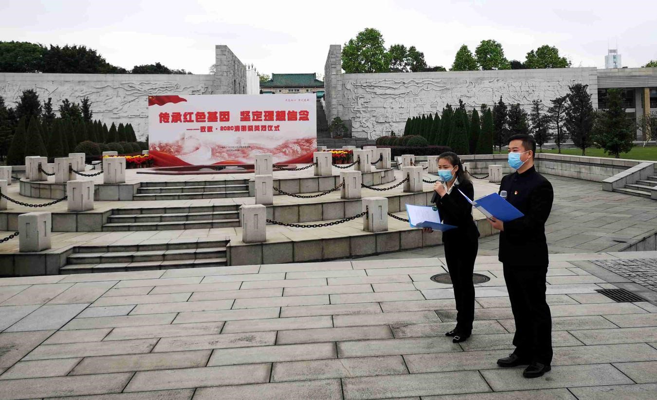 图片默认标题_fororder_青年代表朗诵《英烈颂》缅怀革命先烈(韩希 摄)