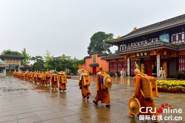 图片默认标题_fororder_峨眉山朝圣（峨眉山旅游公司供图）