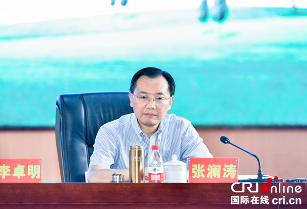 图片默认标题_fororder_2四川省教育厅副厅长张澜涛讲话（摄影-廖志全）