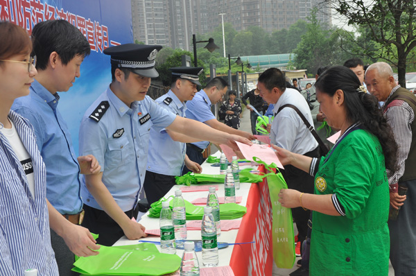 图片默认标题_fororder_1工作人员为前来咨询的市民答疑解惑-(摄影-冯常英)
