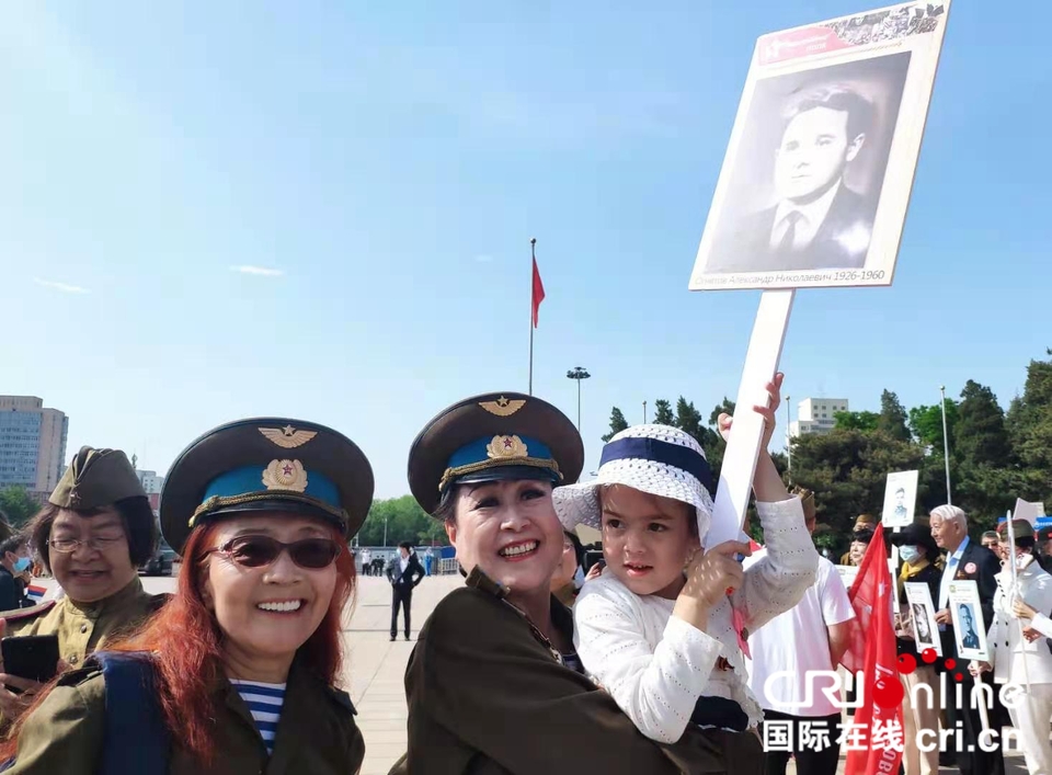 中俄友人在京举行“不朽军团”游行活动 纪念卫国战争胜利76周年_fororder_yl20210509099101