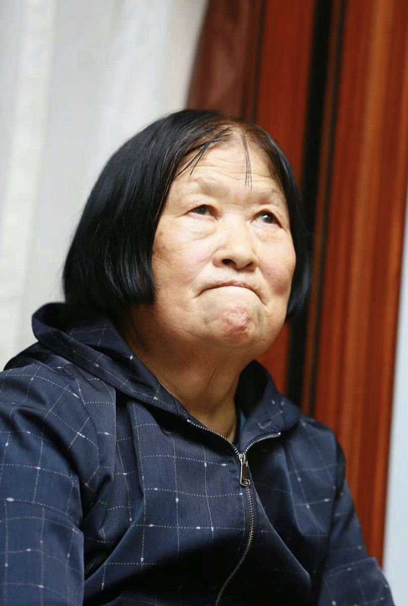 “พวกเราทุกคนเป็นลูกชายของคุณ " ตร. ต้านยาเสพติดดูแลแม่ของสหายผู้เสียสละ_fororder_WX20210509-165945@2x