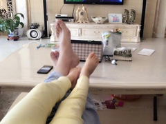 贾乃亮带甜馨看自己的电视剧 腿出镜画面温馨