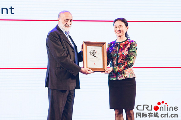 图片默认标题_fororder_国际慢食协会创始人兼主席卡洛·佩特里尼授予成都亚洲首个“慢食之都”称号-第十四届成都美食旅游节组委会供图