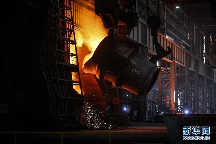 鞍钢集团鞍钢股份炼钢总厂三分厂生产车间一角(4月20日摄).