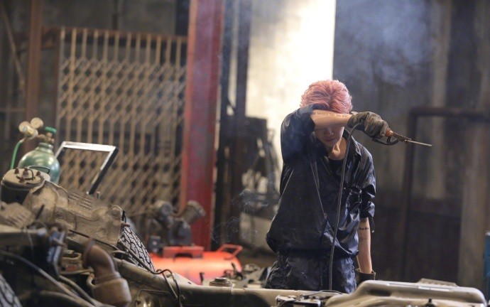 鹿晗变身修车工 委屈称放假和他没关系(图)