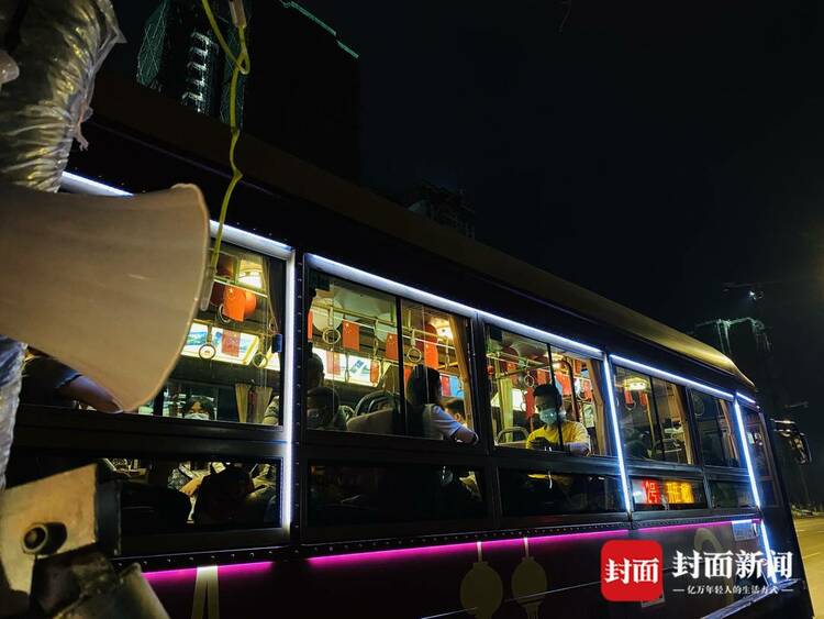 (转载)狂风骤雨下的“平静” 自贡·中华彩灯大世界有序疏散游客6000余名