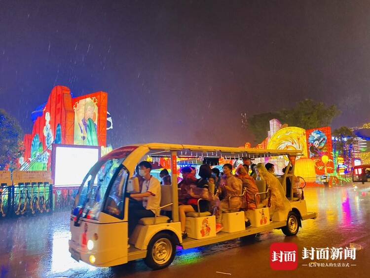 (转载)狂风骤雨下的“平静” 自贡·中华彩灯大世界有序疏散游客6000余名
